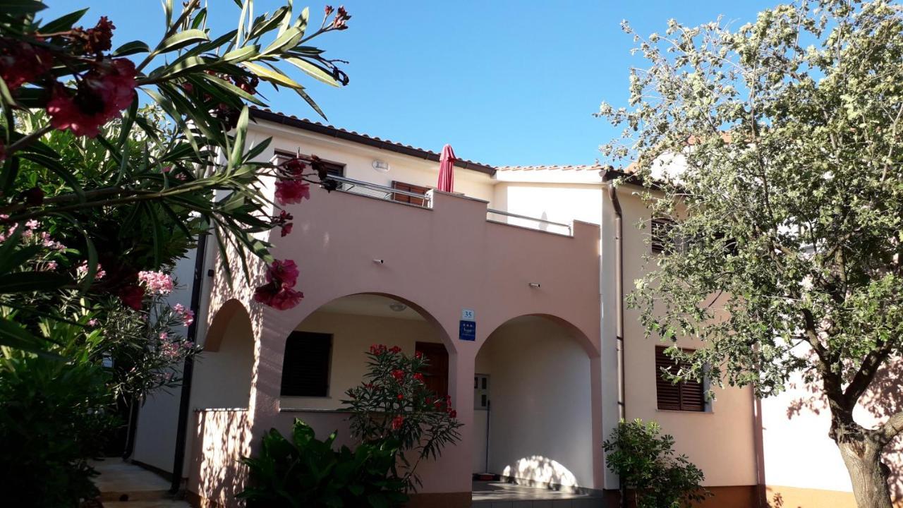 Apartmani Mia Liznjan Bagian luar foto